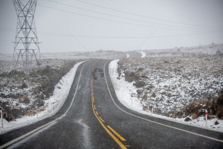 薄片季节冬无交通的雪路以片为重点白色的图片