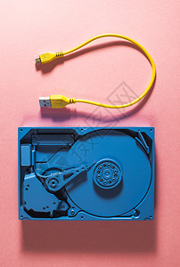 记忆硬件颜色蓝盘和黄USB电缆高清图片