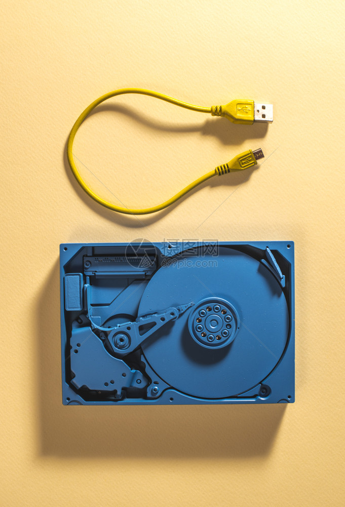 转移便携的蓝色硬盘和黄USB电缆硬件图片