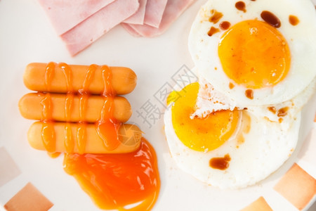 提供肉一顿饭早餐香肠火腿和鸡蛋在一大盘早餐菜中供应图片