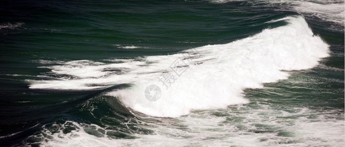 水波浪在黑暗的海洋中崩溃和破碎运动风背景图片
