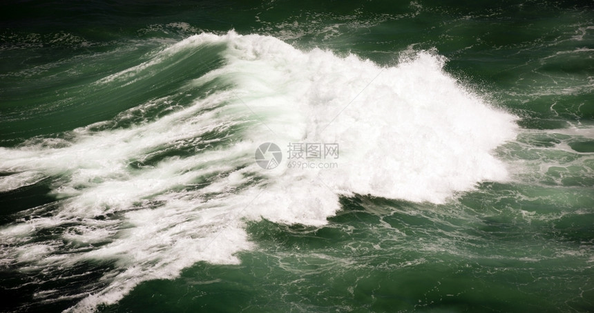 碰撞波浪在黑暗的海洋中崩溃和破碎戏剧休息图片