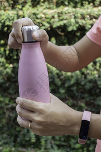 女孩手放在水瓶上保持温度库存照片运动员锻炼图片