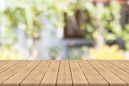 木头桌子花园板表以自然界为顶端绿色模糊背景用于调配产品图片