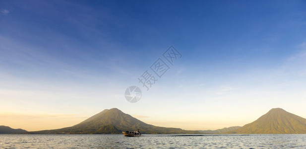 旅游中央蓝色的美洲危地马拉阿提特兰湖的日出全景图片