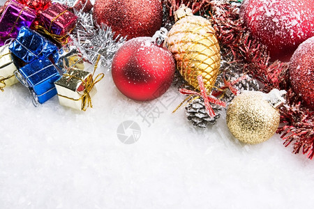 圣诞节冬天饰品礼盒和雪上球闪亮的图片
