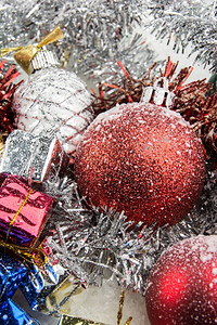 新的圣诞饰品礼盒和雪上球子冬天图片