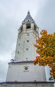 宗教地标174年圣十字教堂的钟楼在红黄树叶和云彩天空的背景上旅行图片