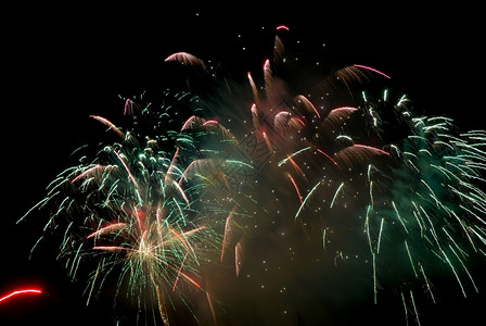 黑暗天空背景的烟花节庆祝活动粉末爆炸烟火背景图片