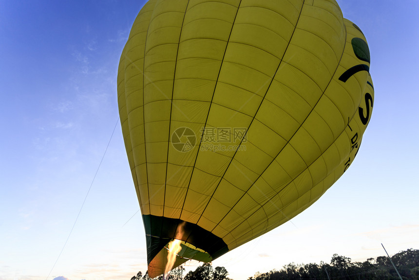 在澳大利亚昆斯拉姆的金海岸早晨飞行前热气球几乎被膨胀起来了篮子早期的日出图片