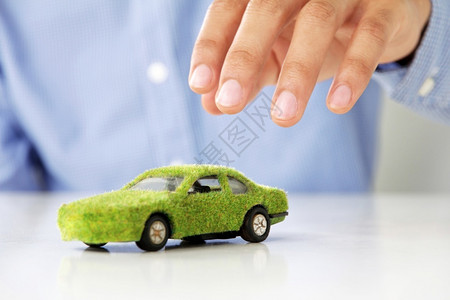 发明有创造力的手持生态汽车图标绿图片