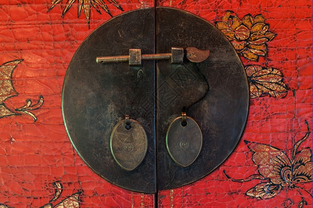 旧储物柜的铜夹和传统绘画家具锁陈年图片