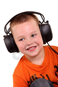 脸白色背景的带耳机小男孩肖像黑色的图片