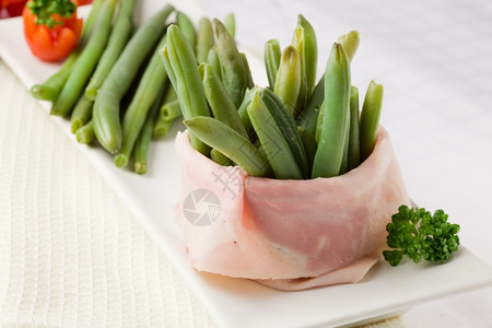 蔬菜法语照片来自兰西豆子和白色背景的包着火腿白色图片