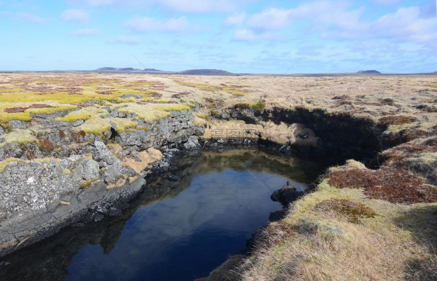 支撑冰川和草原覆盖着苔的冰岛河水洞海景浇图片