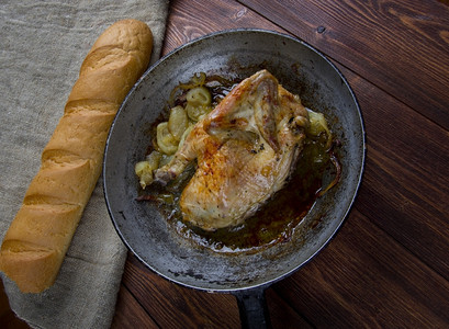 法国烤鸡洋葱炒肉卷式农场的煎鸡肉烘烤奥尼翁老图片
