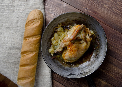 奥尼翁法国烤鸡洋葱炒肉卷式农场的煎鸡肉一种普莱特图片