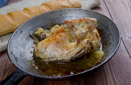 农场风格烘烤的腿法国鸡洋葱炒肉卷式农场的煎鸡肉图片
