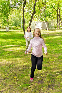 照片来自两个夏日跑女孩的照片微笑白种人跳图片