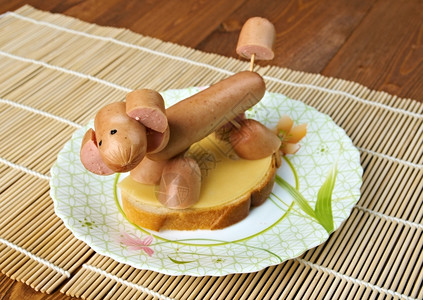 给孩子吃早餐用狗香肠做的桑德威奇三明治食物盘子图片