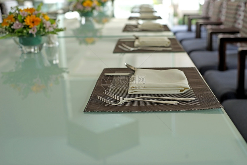 餐厅桌位布置装饰与花餐具银器桌布图片