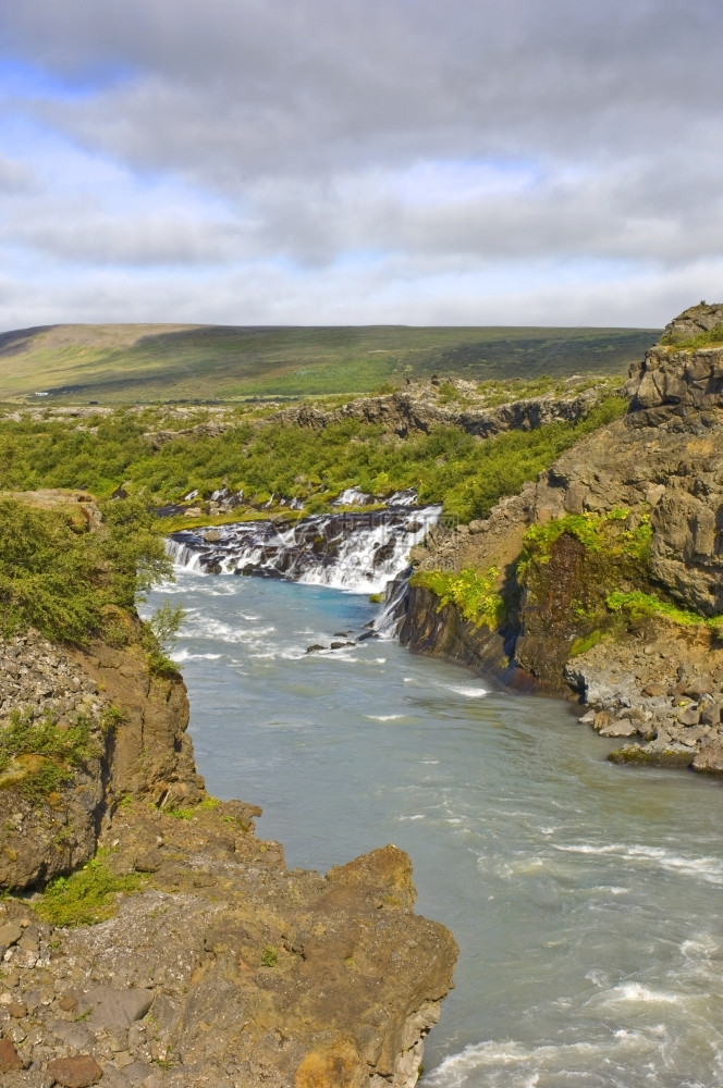 冰岛惊人的Hraunfossar级联宽的灌木山图片