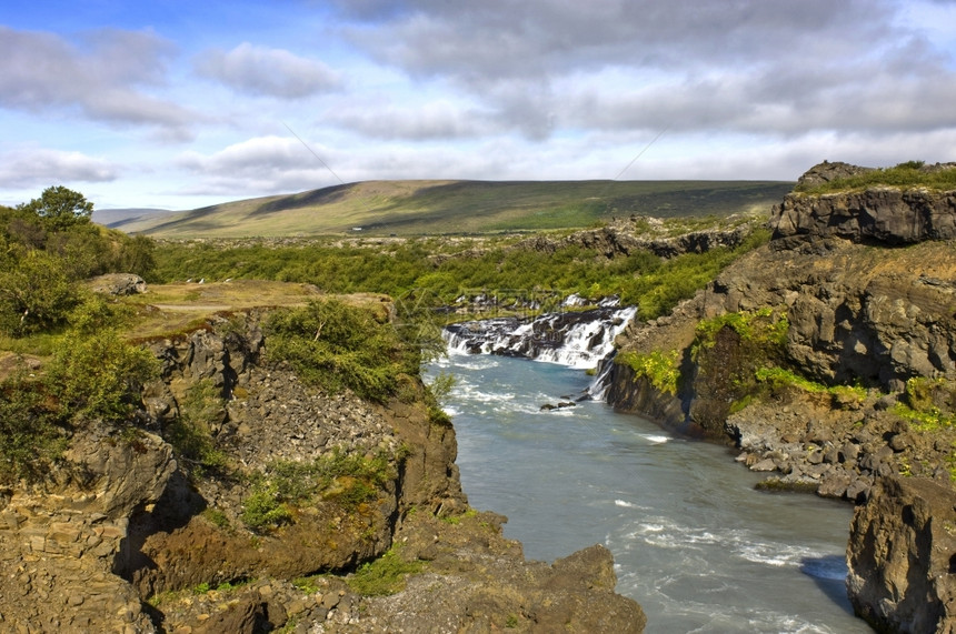 冰岛惊人的Hraunfossar级联流纹岩灌木丛火山图片