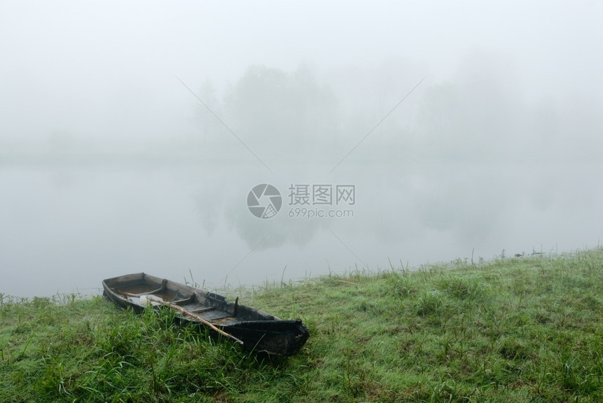 抽烟日出河上升起一团晨雾夏天多路段图片