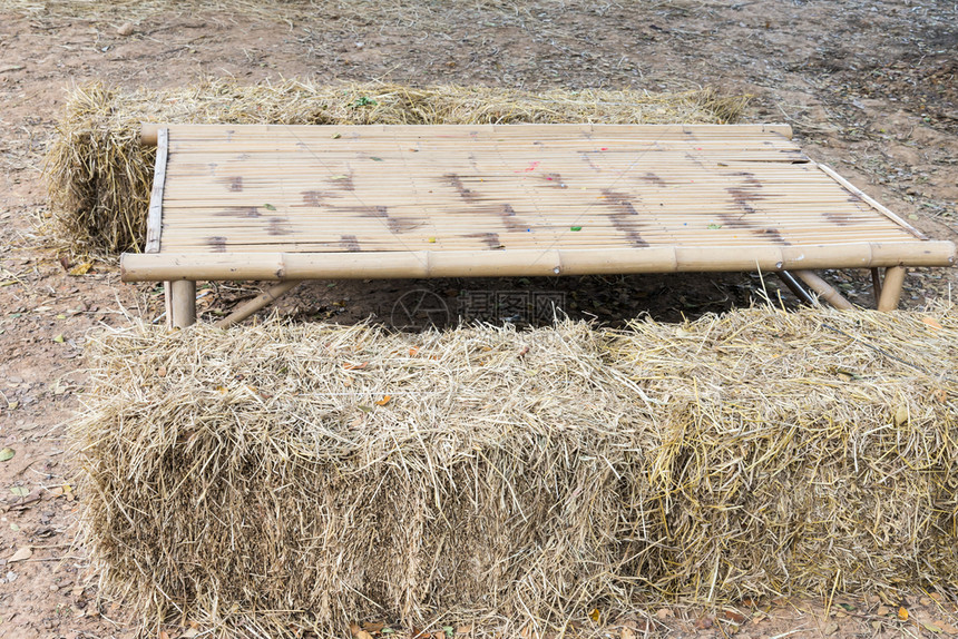 桌子泰国农家稻草砖竹桌地面图片