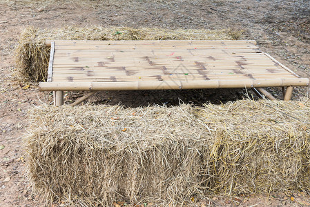 桌子泰国农家稻草砖竹桌地面图片