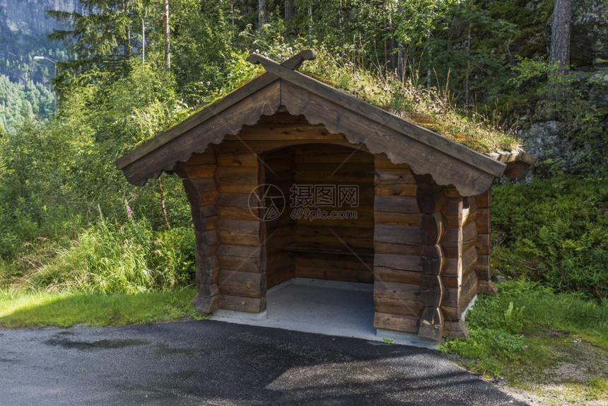 景观在挪威北马杰斯蒂山地挪威河口的木制公交车停止了传统的有草盖屋顶木制公交车站挪威的传统公交车站是挪威的传统公交车站路街道图片