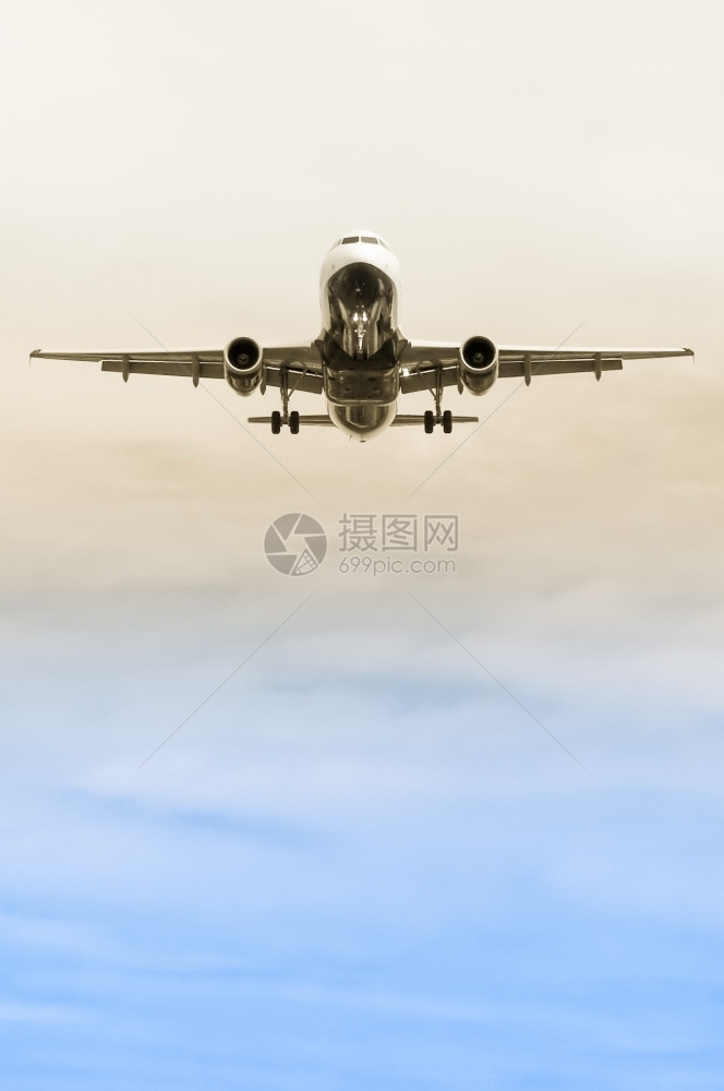 运输航空起落架通过梯度天空降落时搭乘的客机图片