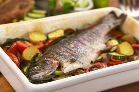 番茄烤鳟鱼和蔬菜选取焦点聚于被烤制的鲑鱼和蔬菜眼睛芦笋沙锅图片