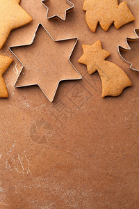 伯利恒垂直的小吃圣诞甜食背景有自制姜饼干和切刀超过姜面包袋的家制姜饼干和切纸背景图片