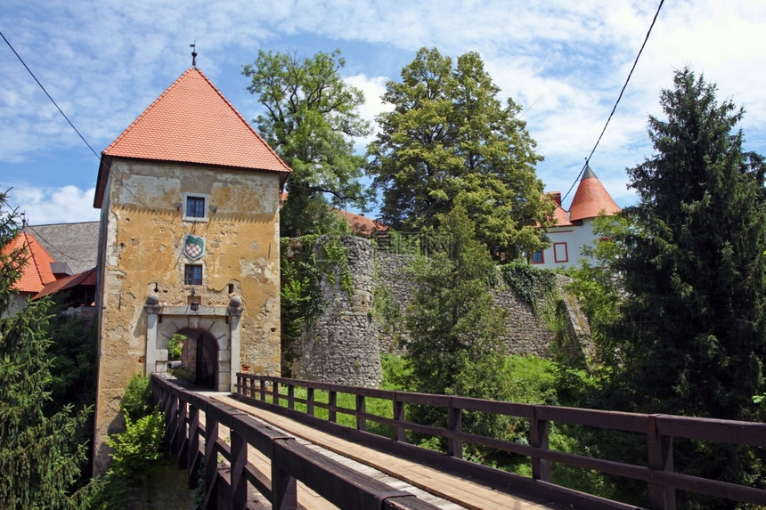 岩石古老的Ozalj城堡是克罗地亚Ozalj镇的一个城堡历史图片