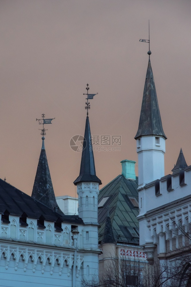 古老的云景观视小公会和里加老城大公会的屋顶和塔楼在戏剧夜云下图片