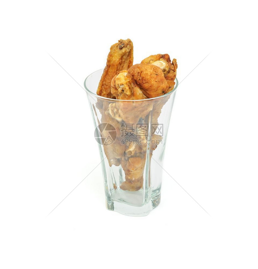 白色的棕在底面隔绝玻璃杯中炸鸡腿和翅膀美味的图片