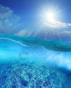 场景深蓝色海水和阳光照耀天空的深海蓝中珊瑚礁洋等级背景图片
