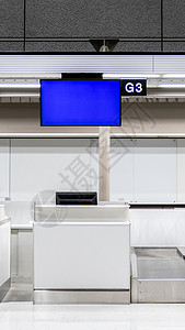 机场值机柜台白色的在机场检查柜台带蓝色屏幕复制件商业内部的设计图片