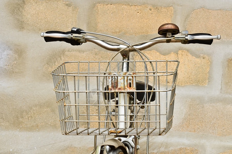 配篮子的旧自行车垂直复古金属图片