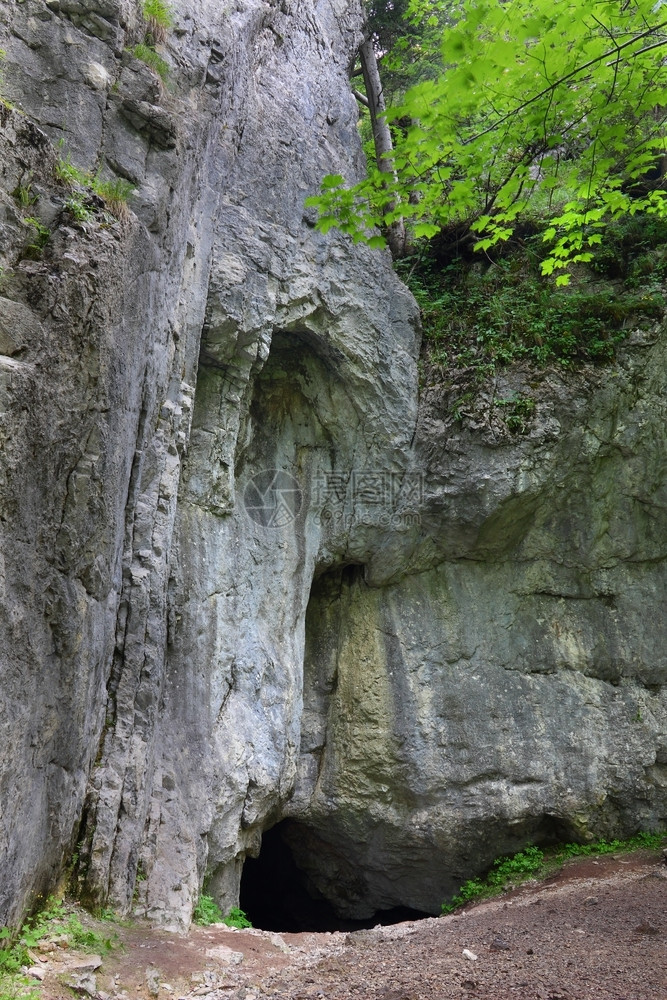 侵蚀波兰塔特拉山洞穴Dziura入口处岩石出图片