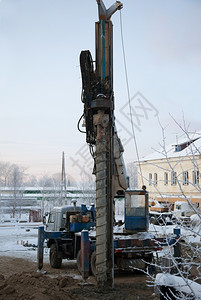 机械专业的冬季地面钻井特别车用于钻井石头图片