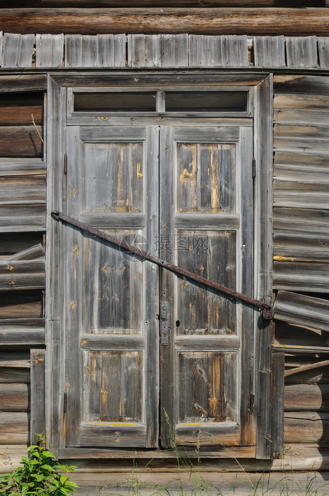 入口古老的锁定俄罗斯萨明基波戈特村旧正教老堂的闭锁木门图片