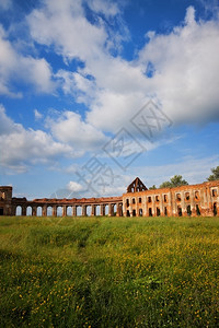 场地照片夏季草原上的古老城堡废墟乡村的图片