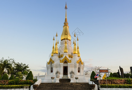 龙佛教徒白色的WatThamKuhaSawan泰国寺庙图片