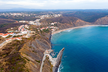 天线悬崖从葡萄牙西海岸Arifana村起飞的空中机冲浪图片