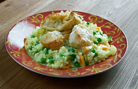 盘子布林吉特QatamiBrinjit带大米和蔬菜的炸鸡香图片