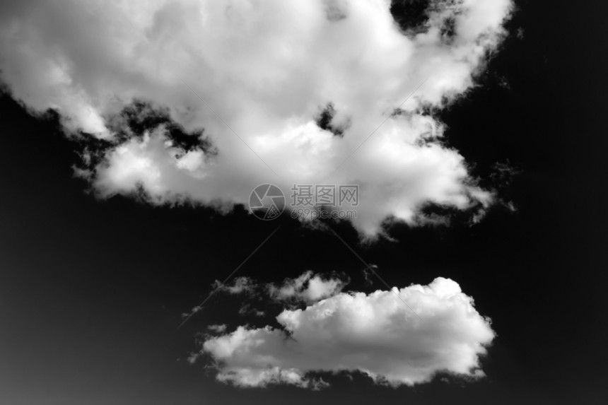 黑色上空的零星云层夏天超过图片