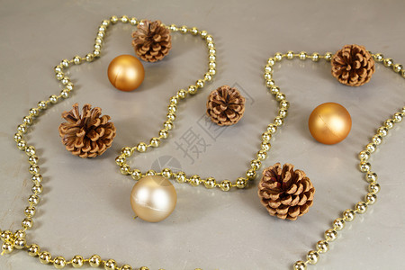闪光作为圣诞节装饰品的标语松锥和珍珠罐头庆典玩具图片