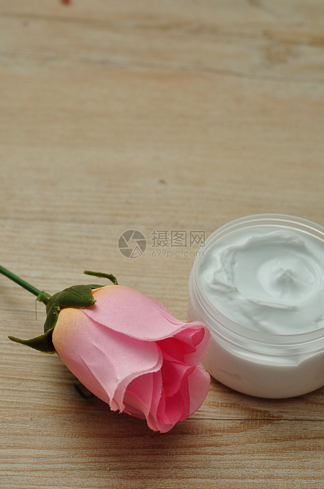 产品粉红色的人工玫瑰带有一罐白体润滑剂身皮肤图片